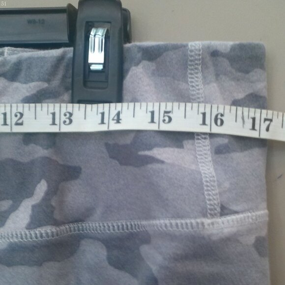 PHILOSOPHY Camo Gray Capri Legging 1X - Picture 5 of 6